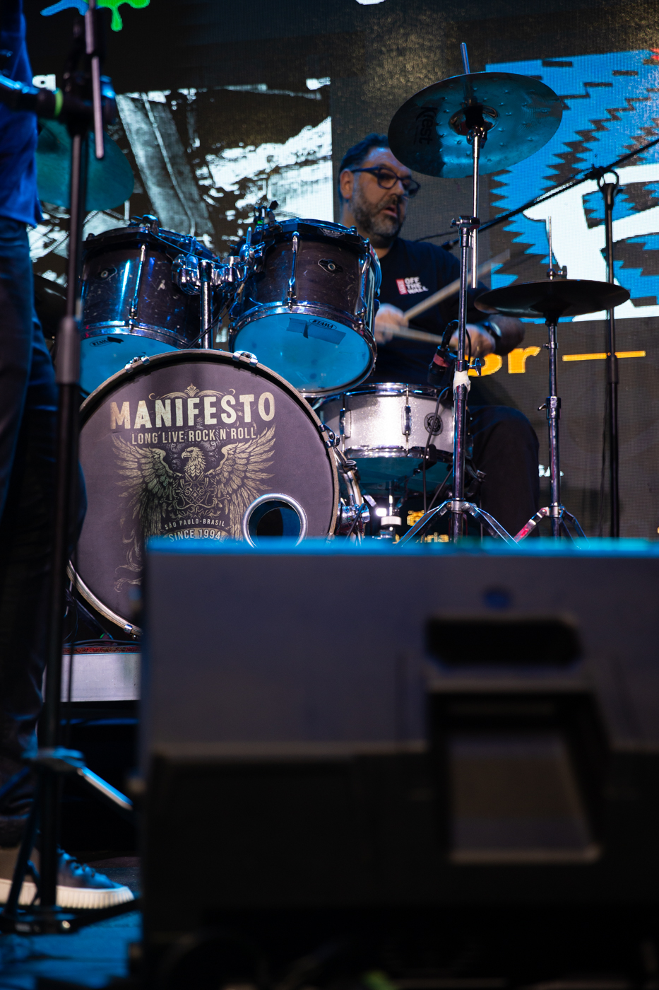 Baterista do Bunkers ao vivo, com bumbo Manifesto Long Live Rock'n Roll em destaque