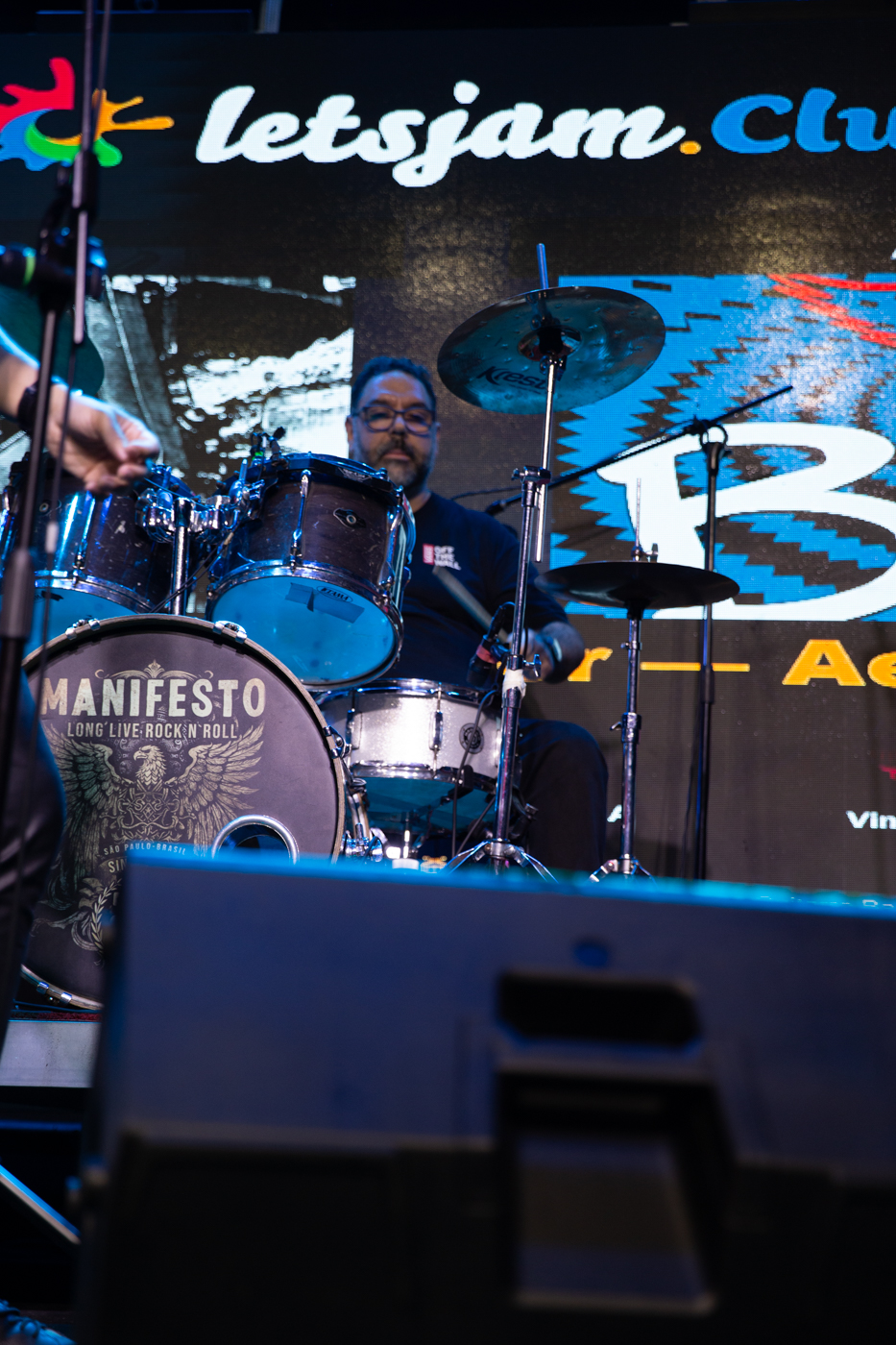 Baterista do Bunkers ao vivo, com bumbo estampado Manifesto