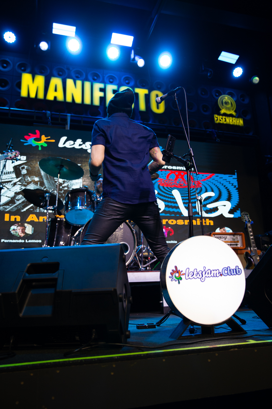 Momento do show do Bunkers no Manifesto Bar, com painel Letsjam Club ao fundo